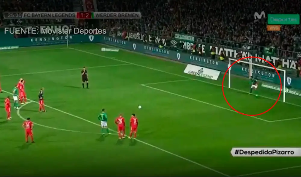 Claudio Pizarro se lució de arquero en su despedida. Foto: captura Movistar Deportes