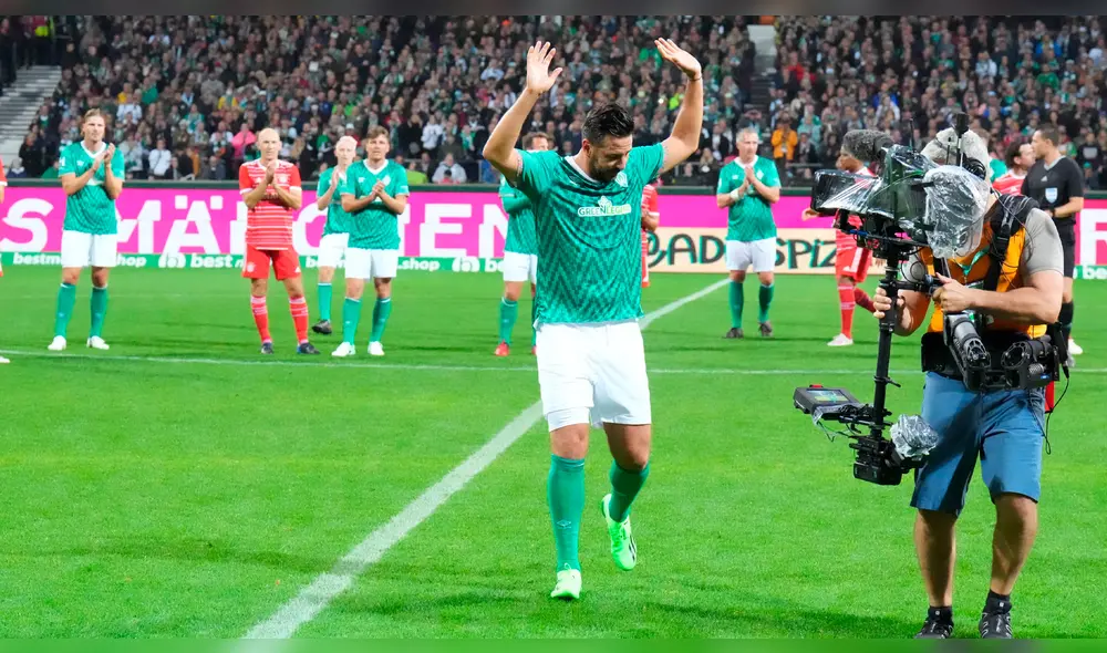 Claudio Pizarro fue despedido a lo grande en el Weserstadion de Bremen tras anotar 4 tantos. Foto: @werderbremen Claudio Pizarro fue despedido a lo grande en el Weserstadion de Bremen tras anotar 4 tantos. Foto: @werderbremen