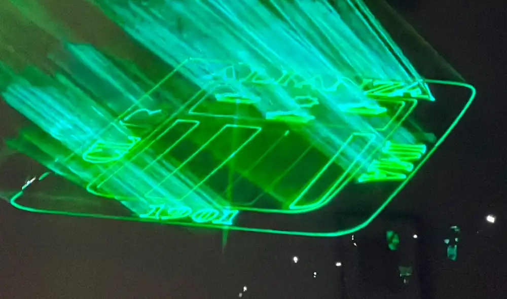 El escudo de Alianza Lima se hizo presente en la despedida de Claudio Pizarro. Foto: captura de Movistar Deportes