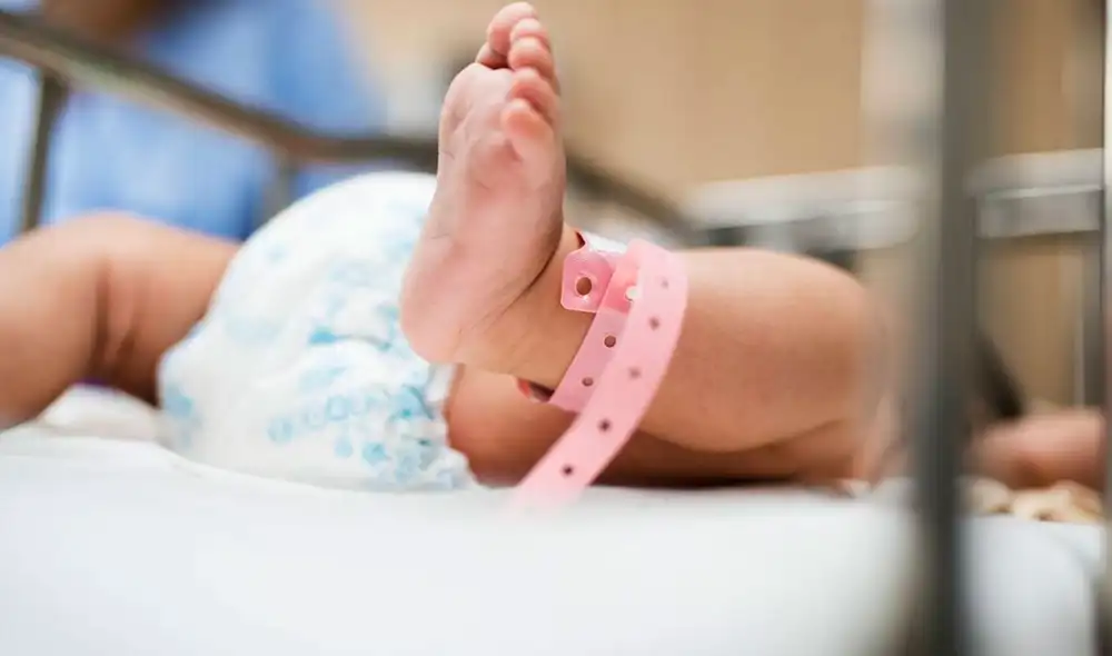 Médicos se sentaron en el vientre de una madre para forzar parto normal, denunció el papá de la joven. Foto: referencial -Saber Vivir Médicos se sentaron en el vientre de una madre para forzar parto normal, denunció el papá de la joven. Foto: referencial -Saber Vivir