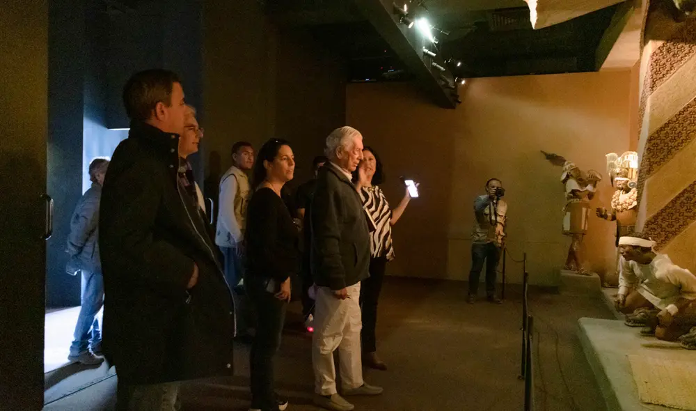 El laureado escritor peruano llegó al recinto cultural acompañado de sus hijos Morgana y Álvaro Vargas Llosa. Foto: DDC Lambayeque El laureado escritor peruano llegó al recinto cultural acompañado de sus hijos Morgana y Álvaro Vargas Llosa. Foto: DDC Lambayeque