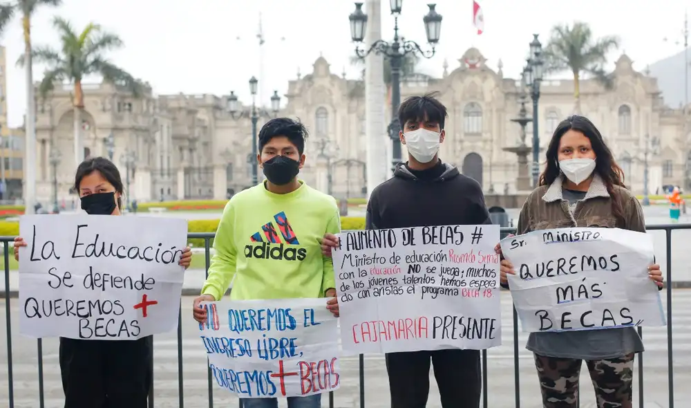 En Lima. Alexander Casas y otros miembros del Frente de Postulantes. Foto: Félix Contreras/La República