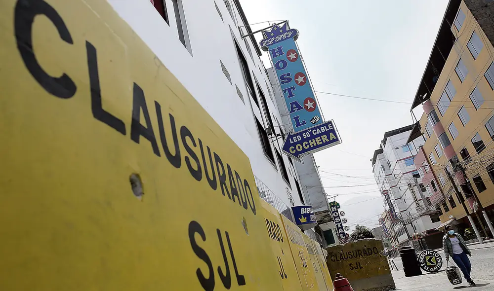 Sin ley. Cruce de las calles Los Zafiros con Los Jardines Este: los vecinos tienen miedo de salir a protestar como antes. La prostitución, extorsión, las amenazas y los robos los tienen en jaque. Foto: John Reyes / La República Sin ley. Cruce de las calles Los Zafiros con Los Jardines Este: los vecinos tienen miedo de salir a protestar como antes. La prostitución, extorsión, las amenazas y los robos los tienen en jaque. Foto: John Reyes / La República