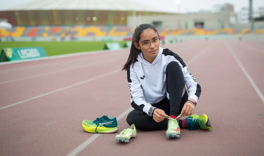 Promesa. Cayetana Chirinos, de 14 años, se prepara para entrenar en la Videna. Foto: Antonio Melgarejo/La República. Promesa. Cayetana Chirinos, de 14 años, se prepara para entrenar en la Videna. Foto: Antonio Melgarejo/La República.