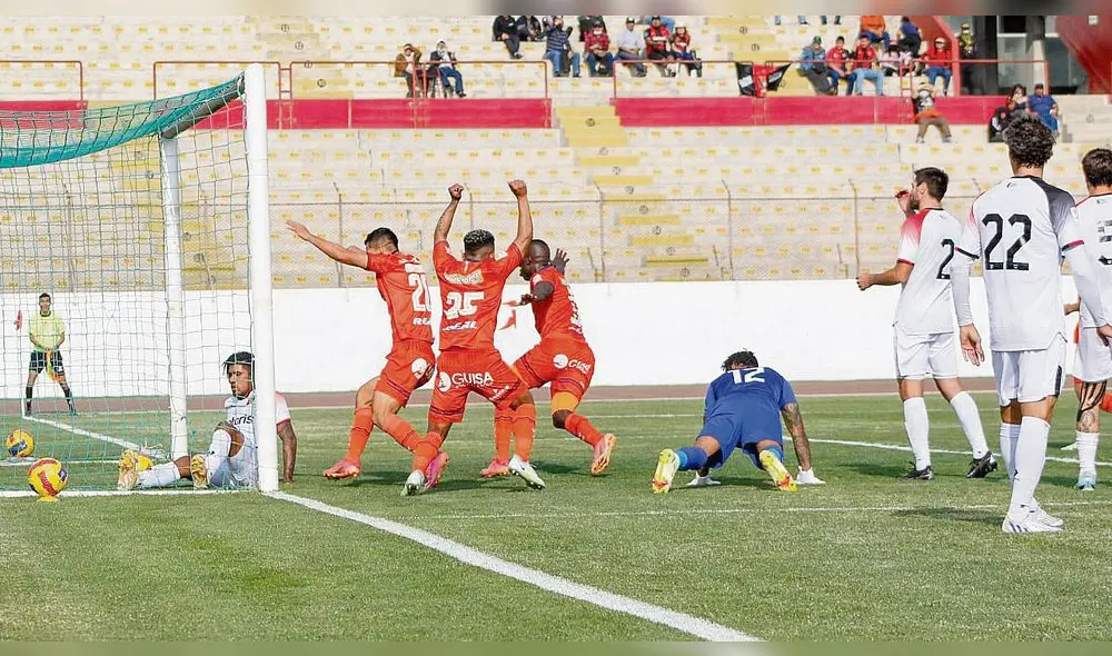 Caída. Defensa y arquero sin reacción para que el arco de Melgar se vea vencido tres veces. Foto: La República Caída. Defensa y arquero sin reacción para que el arco de Melgar se vea vencido tres veces. Foto: La República