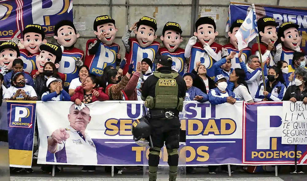 Ficción. Muñecos de Urresti invadieron calles aledañas. Foto: John Reyes/La República