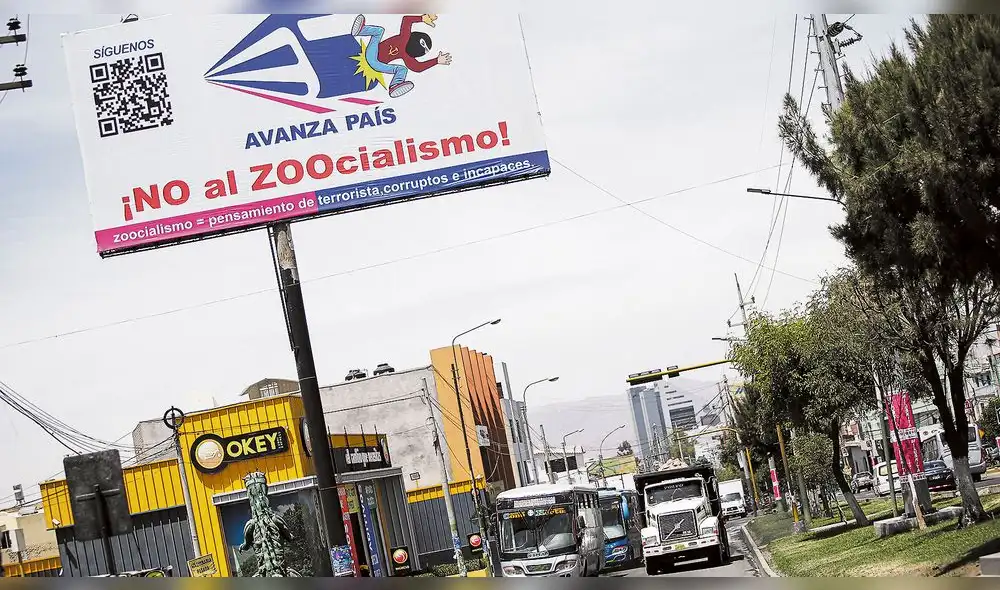 Ataques. Paneles contratados por candidato de Avanza País fueron colocados en diferentes avenidas de Arequipa. Este se ubica en la avenida Aviación del distrito de Cerro Colorado. Foto: La República Ataques. Paneles contratados por candidato de Avanza País fueron colocados en diferentes avenidas de Arequipa. Este se ubica en la avenida Aviación del distrito de Cerro Colorado. Foto: La República