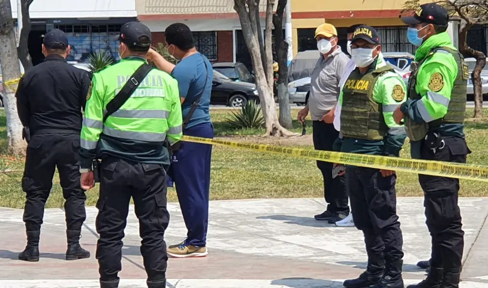 Los policías trataban de intervenir un partido de fútbol que se realizaba sin respetar las normativas por pandemia. Foto: Joel Robles / URPI-GLR Los policías trataban de intervenir un partido de fútbol que se realizaba sin respetar las normativas por pandemia. Foto: Joel Robles / URPI-GLR
