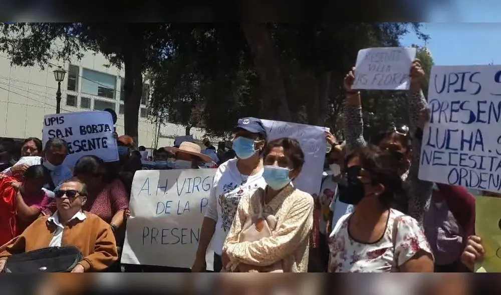 Con pancartas y banderolas en mano, los ciudadanos solicitaron al alcalde de la Municipalidad de Piura, Juan José Diaz Dios, licitar el proyecto. Foto: Noticias Piura Con pancartas y banderolas en mano, los ciudadanos solicitaron al alcalde de la Municipalidad de Piura, Juan José Diaz Dios, licitar el proyecto. Foto: Noticias Piura