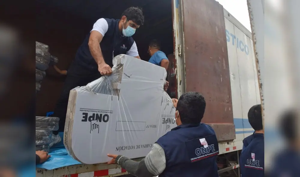 Entre el material enviado de Lima están las cabinas de votación. Foto: ODPE