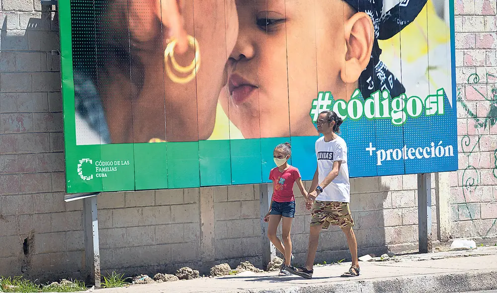 Referendo. Un hombre y su hija pasan caminando frente a una valla que hace parte de la campaña por el SÍ en el referendo sobre el código de familia. Foto: EFE Referendo. Un hombre y su hija pasan caminando frente a una valla que hace parte de la campaña por el SÍ en el referendo sobre el código de familia. Foto: EFE