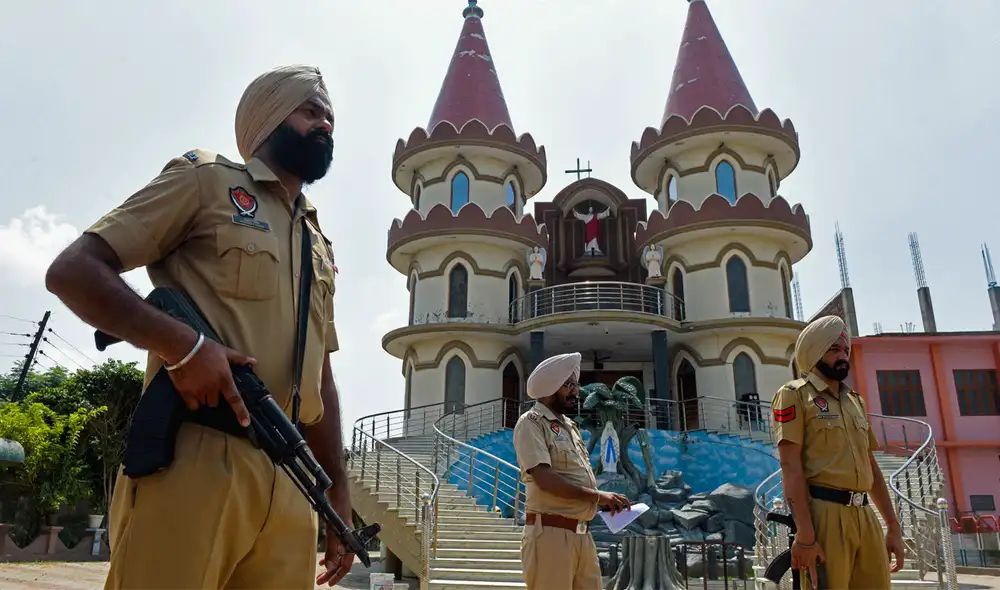 Cientos de personas salieron a las calles el lunes después de que se difundiera la noticia de la muerte del menor. Foto: AFP