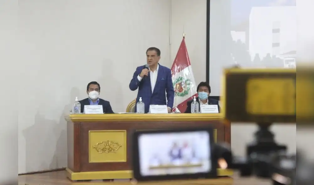 Llempén señaló que con S/ 37 millones equiparán nuevo hospital. Foto: GORE