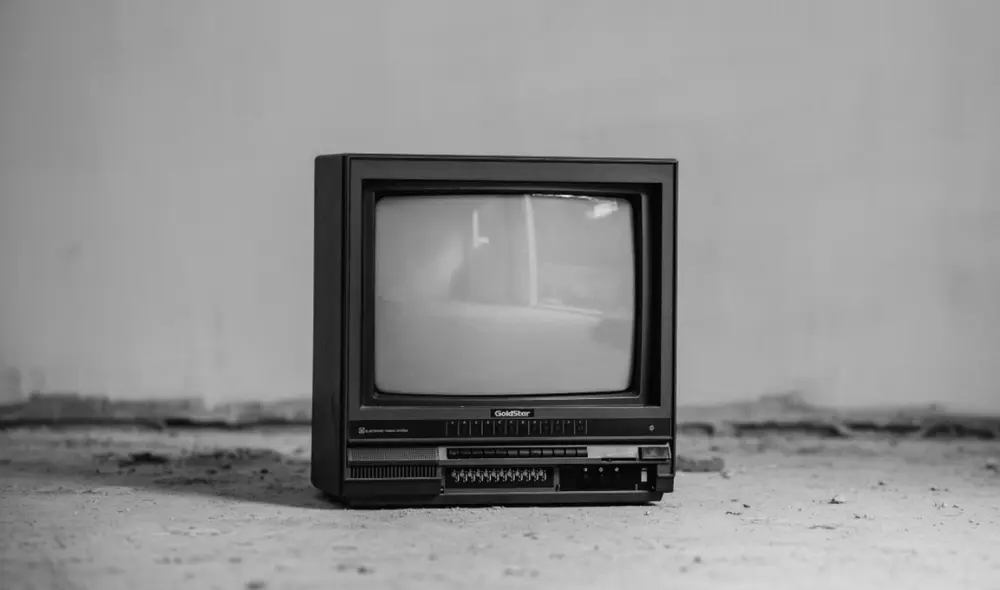 La teoría del Big Bang puede comprobarse con una televisión analógica. Foto: Pexels