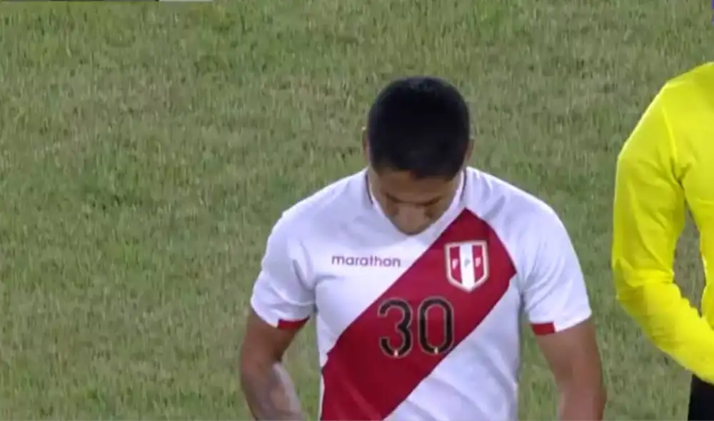 Raúl Ruidíaz tuvo que dejar su lugar a Gianluca Lapadula. Foto: captura/Latina TV Raúl Ruidíaz tuvo que dejar su lugar a Gianluca Lapadula. Foto: captura/Latina TV