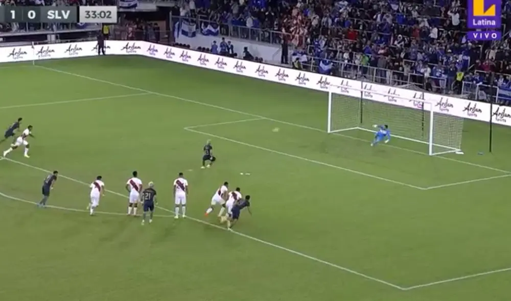 Alexander Larín venció a Carvallo y puso el empate desde los doce pasos. Foto: captura/Latina TV Alexander Larín venció a Carvallo y puso el empate desde los doce pasos. Foto: captura/Latina TV