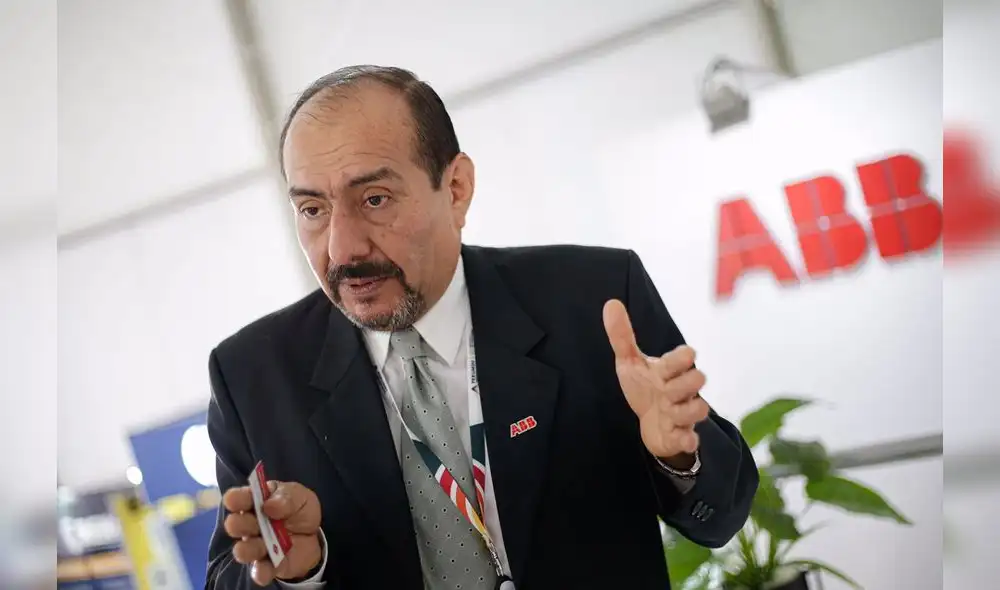 Arequipa. Ricardo Tejada explica cómo sería el procedimiento de conversión. Foto: La República/Rodrigo Talavera Arequipa. Ricardo Tejada explica cómo sería el procedimiento de conversión. Foto: La República/Rodrigo Talavera