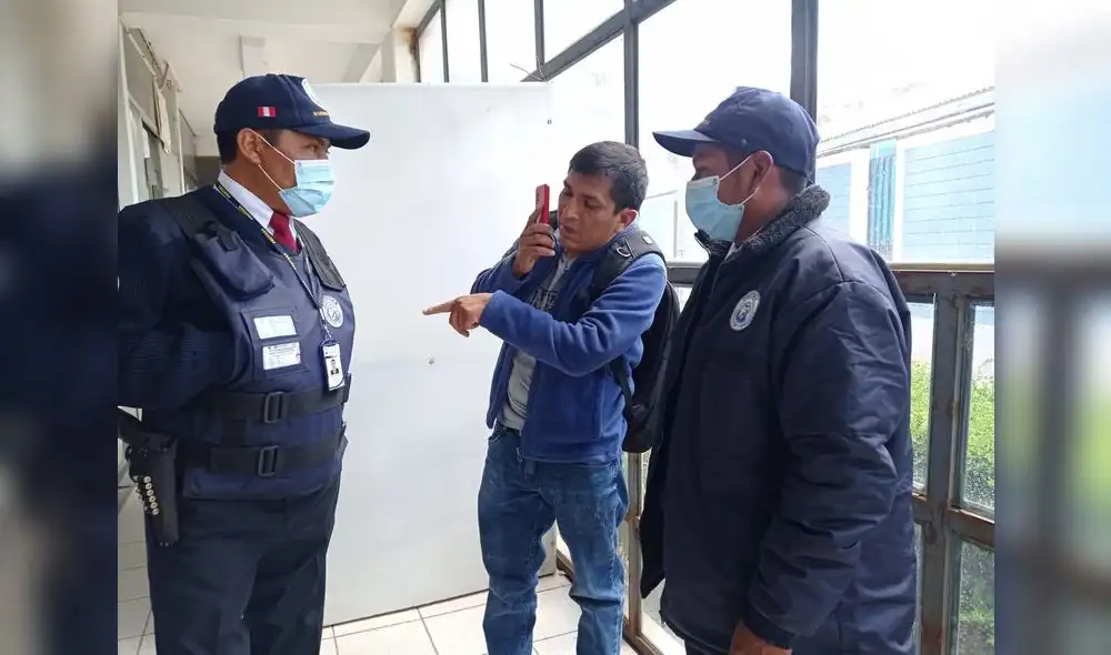Puno. Liubomir Fernández luego de ser agredido en las instalaciones del Ministerio Público. Foto: Carlos Cisneros/La República