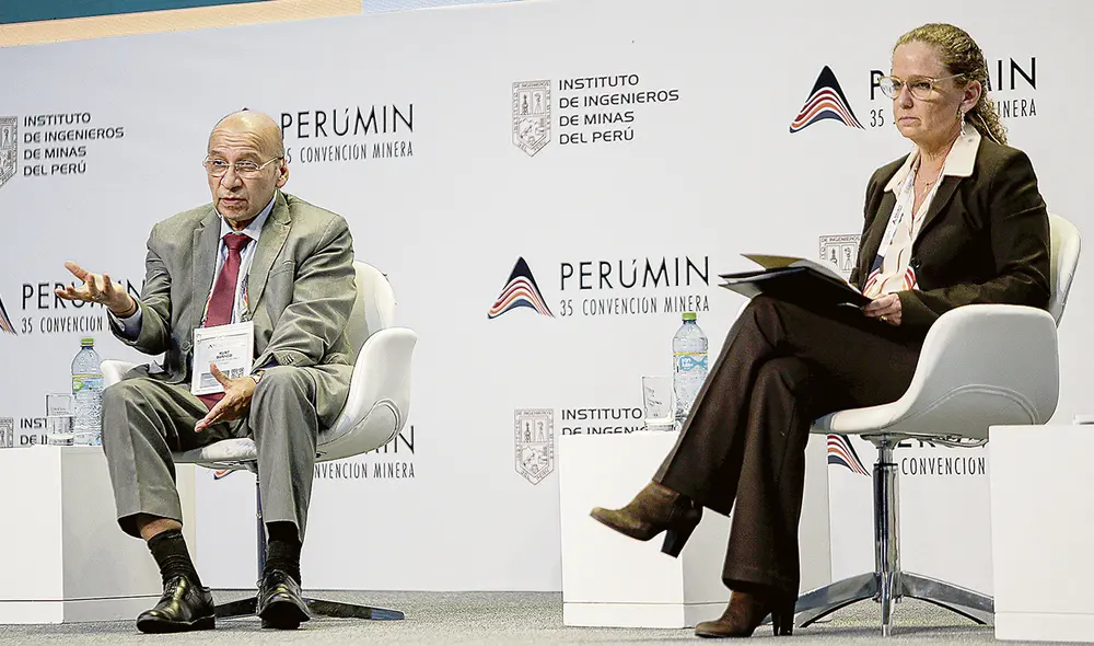 Ministro de Economía, Kurt Burneo, anuncia en Perumin que no habrá cambio en las reglas de juego. Moderó su charla Claudia Cooper. Foto: Rodrigo Talavera/La República Ministro de Economía, Kurt Burneo, anuncia en Perumin que no habrá cambio en las reglas de juego. Moderó su charla Claudia Cooper. Foto: Rodrigo Talavera/La República