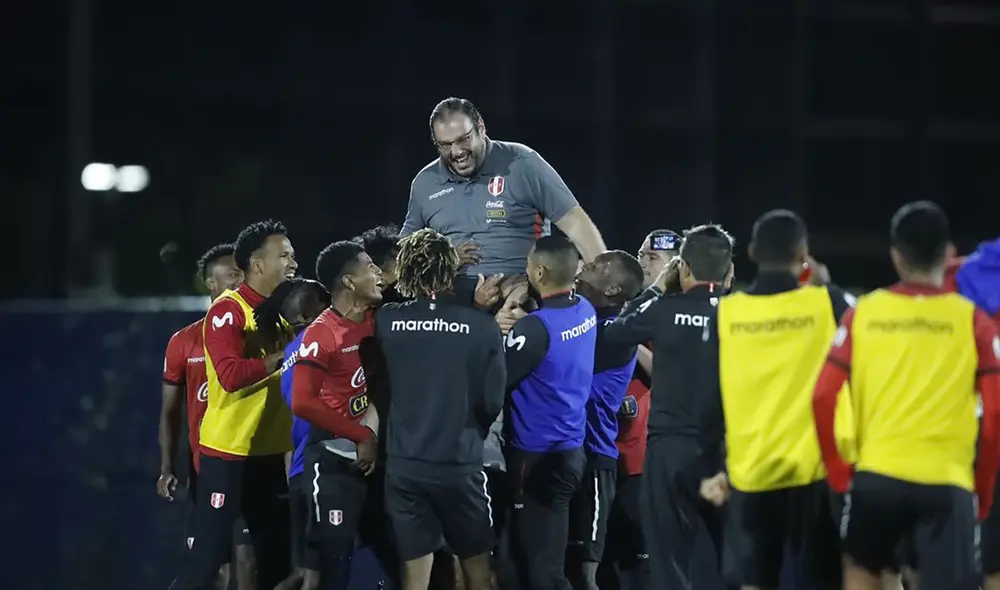 Cargado en hombros. Así fue despedido el saliente jefe de prensa de la selección. Foto: Instagram/Nicolás Rey Cargado en hombros. Así fue despedido el saliente jefe de prensa de la selección. Foto: Instagram/Nicolás Rey