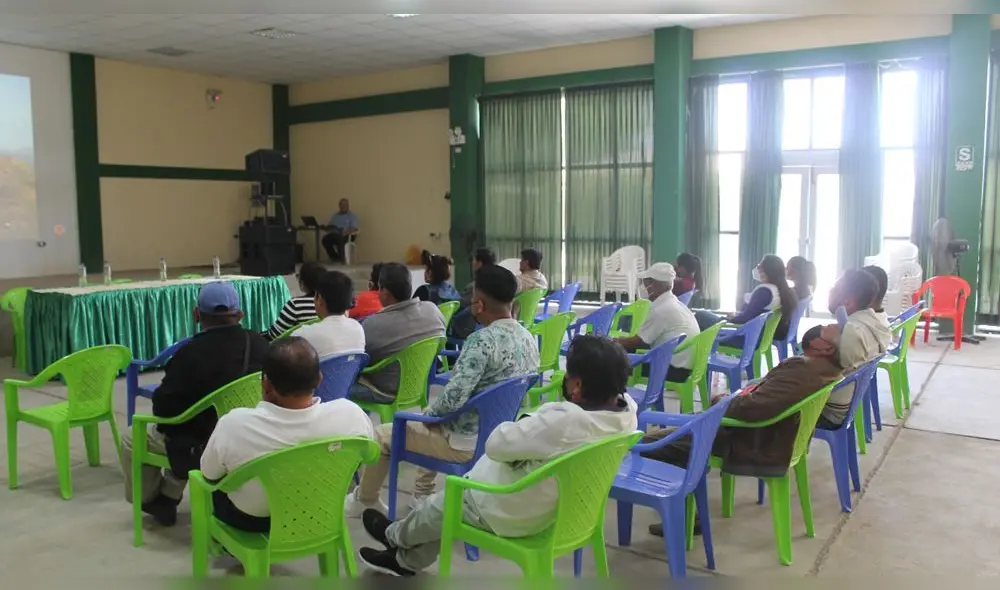Arqueólogo Carlos Elera capacita a funcionarios y trabajadores ediles de Pítipo. Foto: Museo Nacional de Sicán.