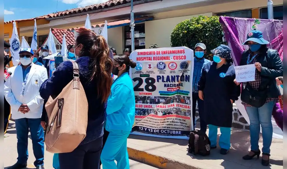 Plantón en la GERESA Cusco. Foto: Norma Nerina Plantón en la GERESA Cusco. Foto: Norma Nerina