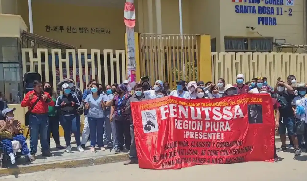 Personal asumió primera medida de protesta a las afueras del hospital Santa Rosa. Foto: captura de vídeo de El Tiempo Personal asumió primera medida de protesta a las afueras del hospital Santa Rosa. Foto: captura de vídeo de El Tiempo