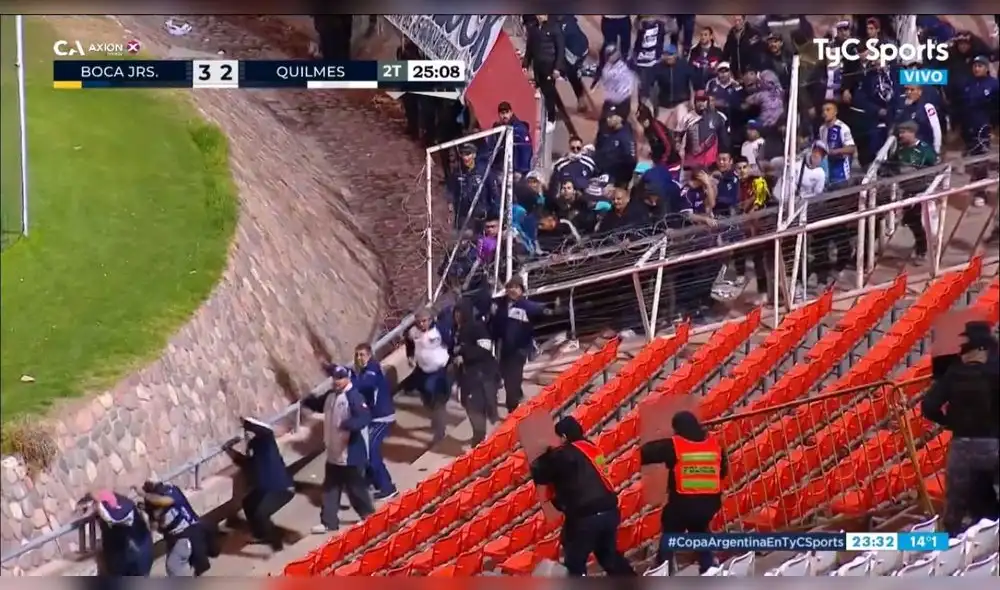 Hinchas de Quilmes empezaron a agreedir a los plateistas de Boca. Foto: captura/TyC Sports Hinchas de Quilmes empezaron a agreedir a los plateistas de Boca. Foto: captura/TyC Sports