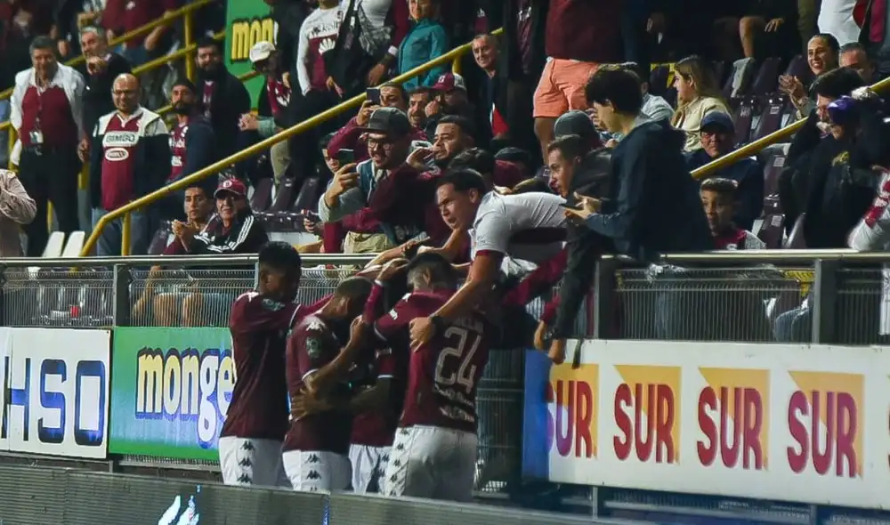 El delantero Jovan Romario celebró con los hinchas el gol del triunfo. Foto: Twitter Deportivo Saprissa El delantero Jovan Romario celebró con los hinchas el gol del triunfo. Foto: Twitter Deportivo Saprissa