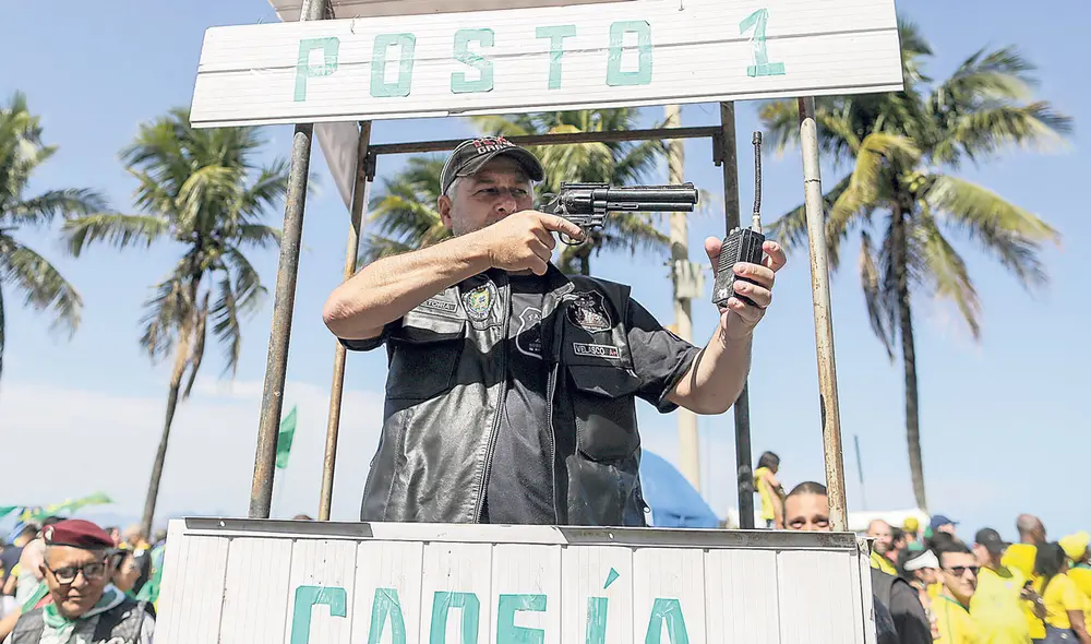 Atentados. Un hombre armado realiza una exhibición de amenaza a uno de los candidatos de la campaña electoral en Brasil.
