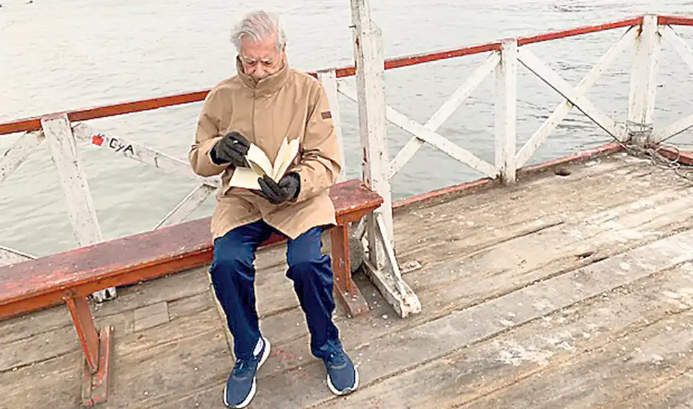 El escritor, con sus hijos, recorrió las playas de Huanchaco. Foto: difusión El escritor, con sus hijos, recorrió las playas de Huanchaco. Foto: difusión