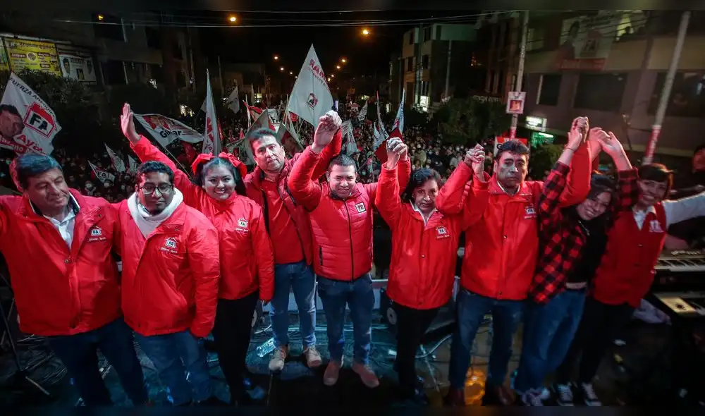 Con conciertos. Gilmar Luna en Arequipa y Luis Pantoja en Cusco, contrataron grupos musicales para sus mítines. Foto: Rodrigo Talavera/ La República Con conciertos. Gilmar Luna en Arequipa y Luis Pantoja en Cusco, contrataron grupos musicales para sus mítines. Foto: Rodrigo Talavera/ La República