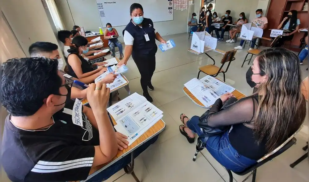 En las capacitaciones presenciales, los miembros de mesa interactúan con material similar al que se usará el 2 de octubre. Foto: ONPE