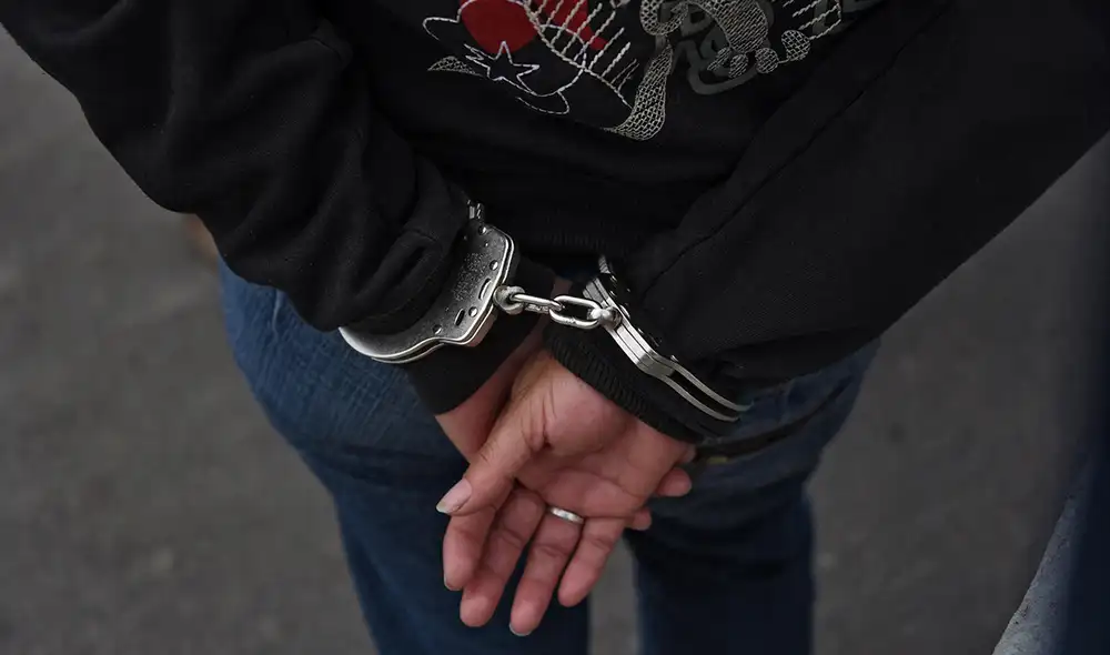 La mujer confesó en su juicio que se comunicó con dos hombres para que abusaran de su hija a cambio de dinero. Foto: AFP. La mujer confesó en su juicio que se comunicó con dos hombres para que abusaran de su hija a cambio de dinero. Foto: AFP.