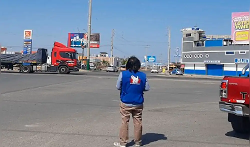 Los representantes de la Defensoría del Pueblo constataron las deficiencias de señalización en este cruce. Foto: DP