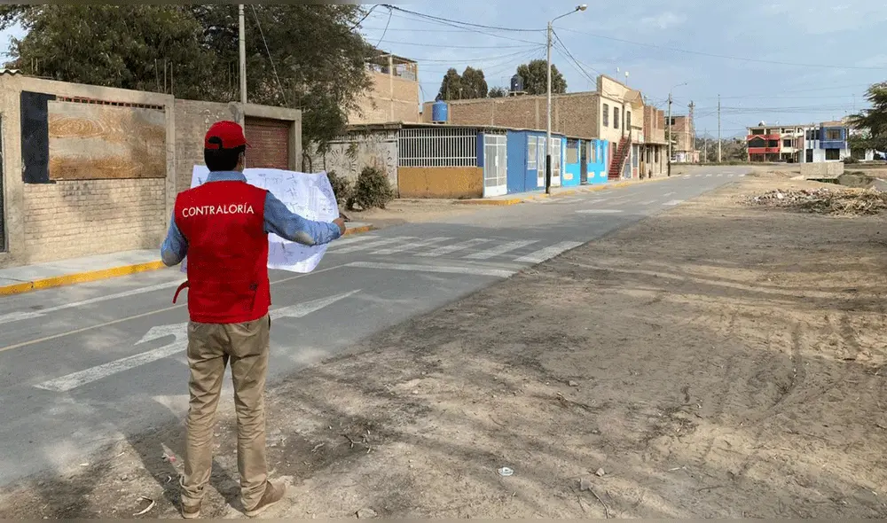 Equipo de control revisó documentación de obra vial ejecutada en Tumán. Foto: Contraloría