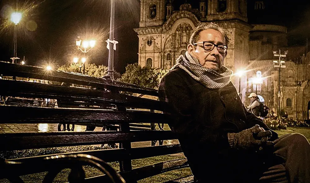 Maestro. Edmundo Cruz en una banca de la plaza del Cusco, en uno de sus viajes de seminarios con la Fundación Mohme. Foto: Wilber Huacasi / La República Maestro. Edmundo Cruz en una banca de la plaza del Cusco, en uno de sus viajes de seminarios con la Fundación Mohme. Foto: Wilber Huacasi / La República