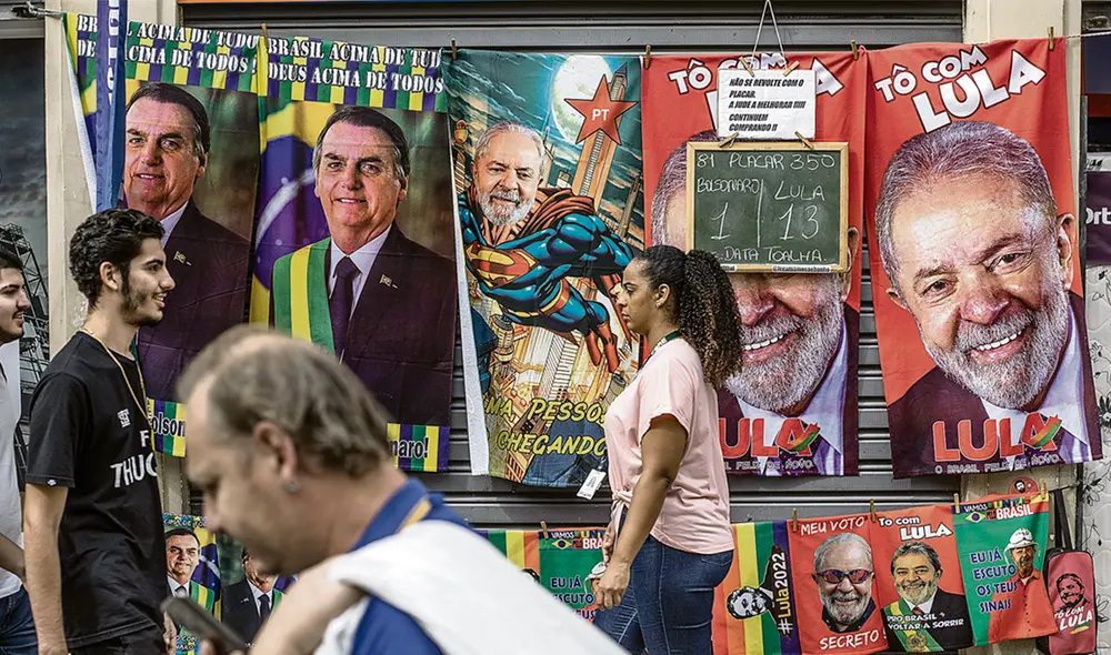 Cierre de campaña. Un quiosco de venta de toallas para playa estampadas con los rostros de Lula da Silva y de Bolsonaro en las calles de Río de Janeiro. Foto: EFE