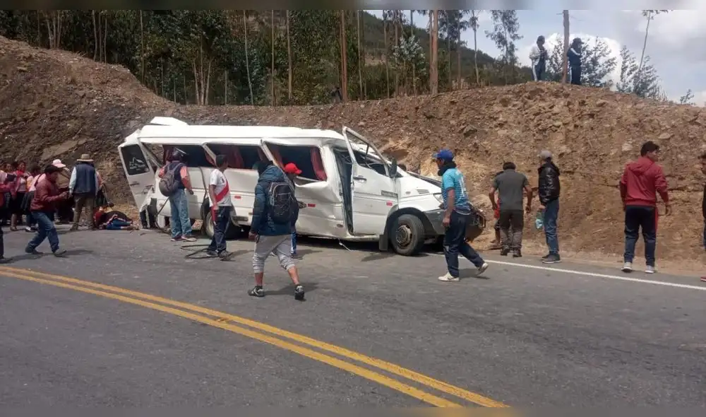 Destrozada.  La minivan quedó completamente dañada. Iban simpatizantes a mitín. Foto: difusión