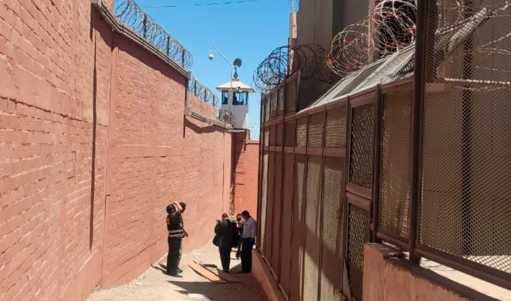 Inseguro. Usaron soga para descender de muro hacia la calle. Foto: La República