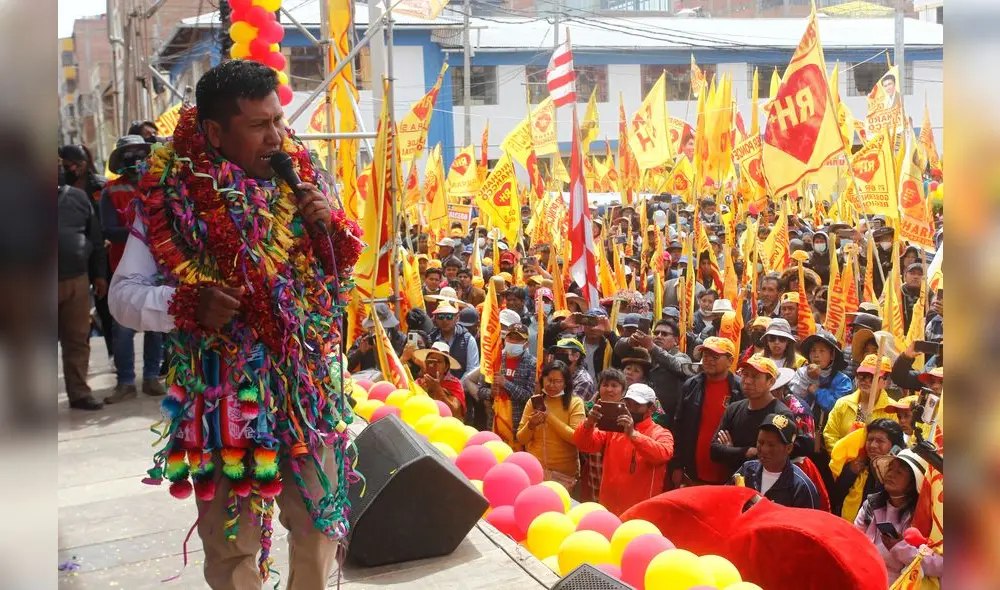 Richard Hancco. Apeló a una guitarra para conquistar a sus electores y advertir que no necesitan de artistas. Foto: Juan Carlos Cisneros/ La República Richard Hancco. Apeló a una guitarra para conquistar a sus electores y advertir que no necesitan de artistas. Foto: Juan Carlos Cisneros/ La República