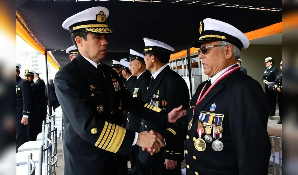 Comandante general de la Marina, almirante Alberto Alcalá, a la izquierda, con excombatientes. Foto: difusión