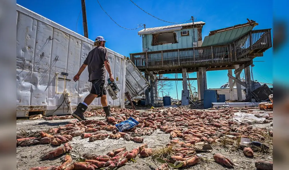Los residentes de Fort Myers Beach limpian los escombros del huracán Ian el 30 de septiembre de 2022. Foto: AFP Los residentes de Fort Myers Beach limpian los escombros del huracán Ian el 30 de septiembre de 2022. Foto: AFP