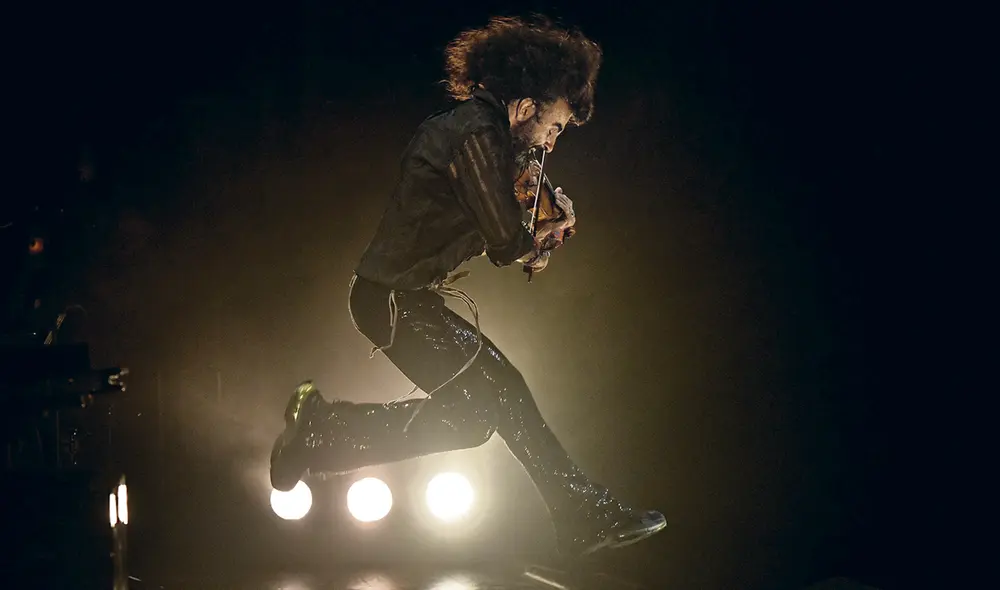 Espectacular. Ara Malikian en un momento del concierto en el que arrancó aplausos de un auditorio que se puso de pie. Foto: EFE