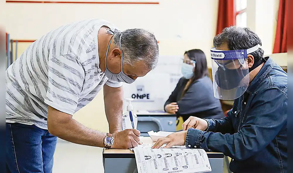 En mesa. En las elecciones pasadas era obligatorio usar la mascarilla. Ahora su uso es opcional. Foto: difusión