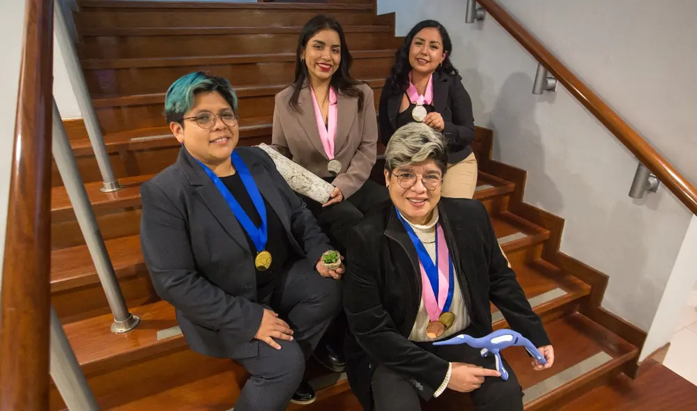 Kelly Curasi, Katherine Inoñan, Meliza Macedo y la profesora Ruth Manzanares, que figura en el ranking de inventoras de Perú. Foto: Antonio Melgarejo/La República