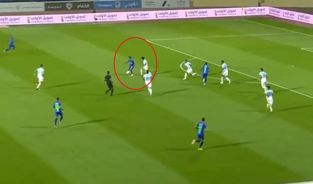 'Aladino' realizó un pase-gol para el 1-0 de Al-Fateh emulando la famosa ruleta de Zidane. Foto: captura Twitter @SPL