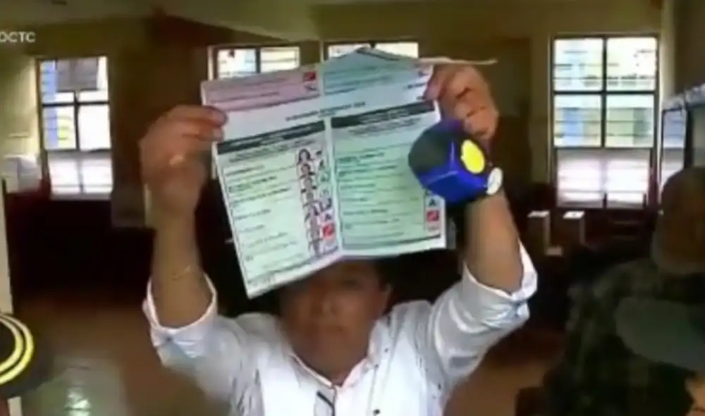 Albert Arenas muestra cédula de sufragio. Foto: captura CTC Albert Arenas muestra cédula de sufragio. Foto: captura CTC