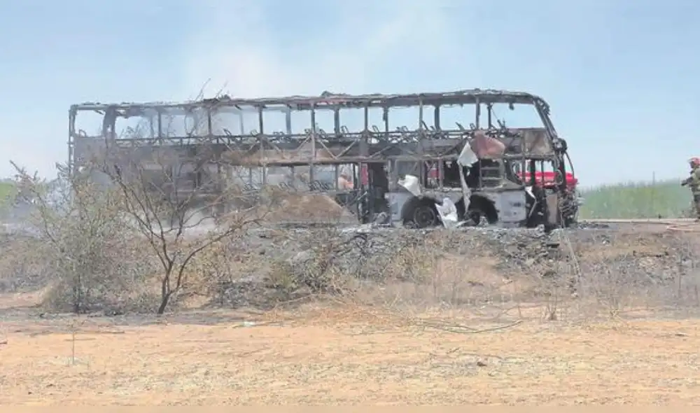 Autobús se incendió mientras viajaba por la carretera Sullana - Talara. Foto: Correo Autobús se incendió mientras viajaba por la carretera Sullana - Talara. Foto: Correo