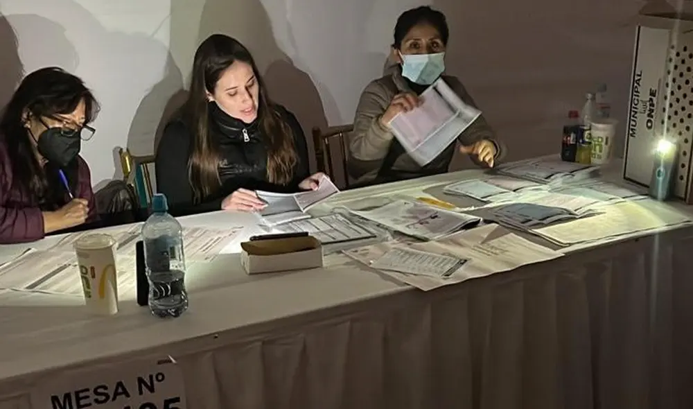 Ciudadanos terminaron de cumplir su deber cívico a oscuras, informó el secretario general de Transparencia. Foto: Twitter Iván Lanegra